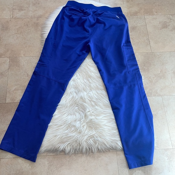 Figs Men’s Axim Cargo Scrub Pants - Picture 8 of 10